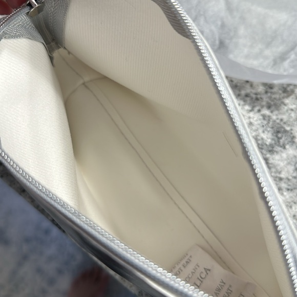 It Cosmetics makeup bag, brand new, silver & pink - Picture 3 of 5